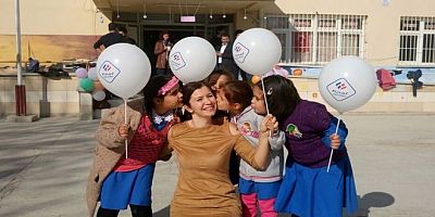 Bir Kadın; 32 Kütüphane Kurdu