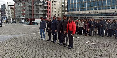 CHP UŞAK TEŞKİLATI ÇANAKKALE ZAFERİ NEDENİİLE ANIT'A ÇELENK KOYDU