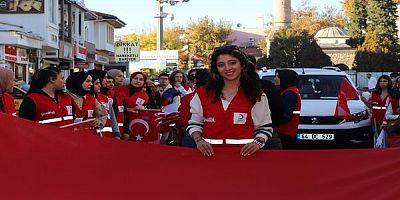 GENÇ KIZILAY'IN KIRMIZI YELEKLİ GÖNÜLLÜ'SÜ FULYA AYBAT