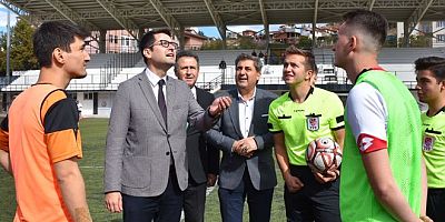 İL İÇİ FUTBOL TURNUVASI'NDA İLK DÜDÜĞÜ VALİ YRD. TURGAY TARIK ÇALDI.