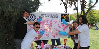 Uşak Üniversitesi Öğrencilerinden 'Kadına Şiddetle Mücadele' Etkinliği 