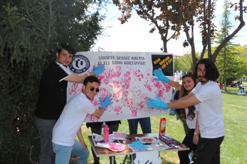 Uşak Üniversitesi Öğrencilerinden 'Kadına Şiddetle Mücadele' Etkinliği 