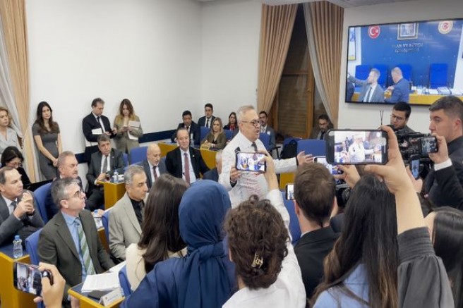 CHP Uşak Milletvekili Ali Karaoba’dan Sağlık Bakanlığı Bütçesi Görüşmelerinde Tarihi Protesto:
