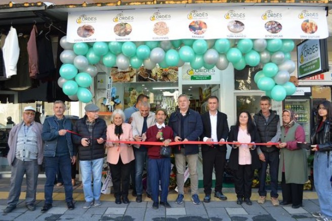 GÖRDES DOĞAL TARIM MAHSÜLLERİNİN AÇILIŞINI BAŞKAN BÜKE YAPTI