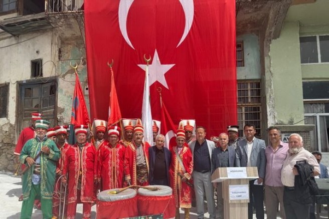 GÖRDES EVCİLER MERKEZ CAMİİ DUALAR VE MEHTERAN GÖSTERİSİYLE AÇILDI