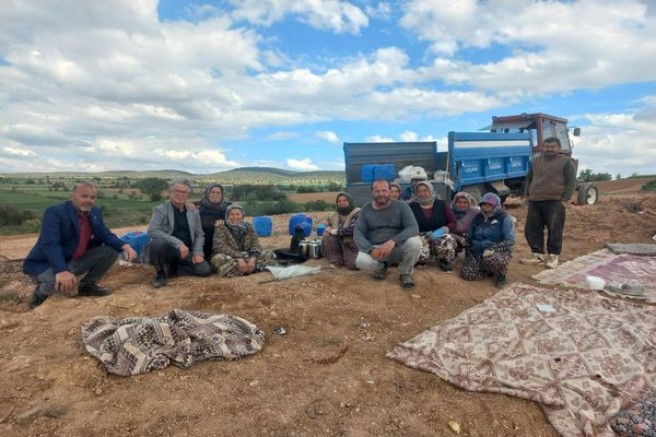 Karahallı Belediye Başkanı Ramazan Karakaya Tarlada Çiftçiler Günü’nü Kutladı