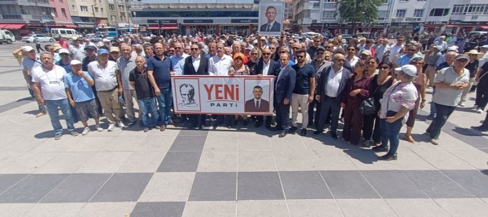 CHP'den Ayrılan Grup İl Binasını Boşalttı, Yeni Parti İçin Yürüdü