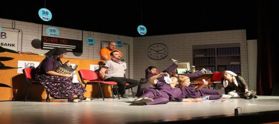 Eşme Belediyesi Tiyatro Ekibi “Mor Şalvar” Oyunuyla Sahnedeydi