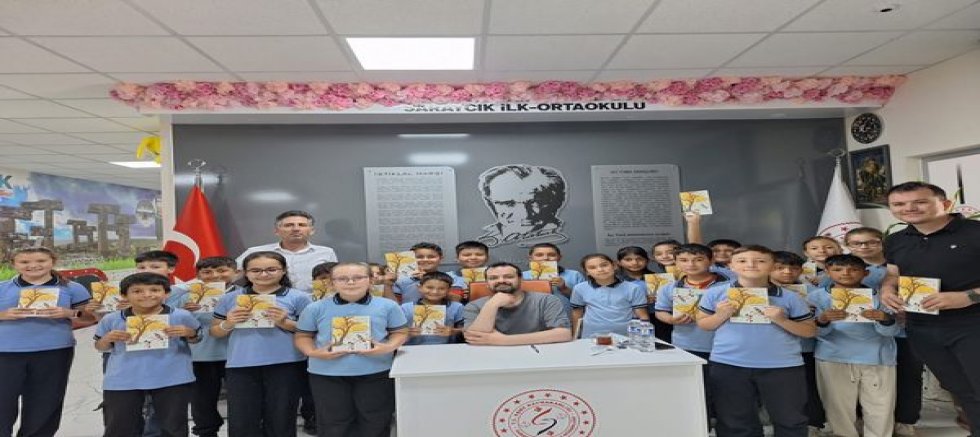Eşme’de Örnek Davranış: Okul Müdürü Kazandığı Tazminatı Öğrencilerine Kitap Olarak Döndürdü