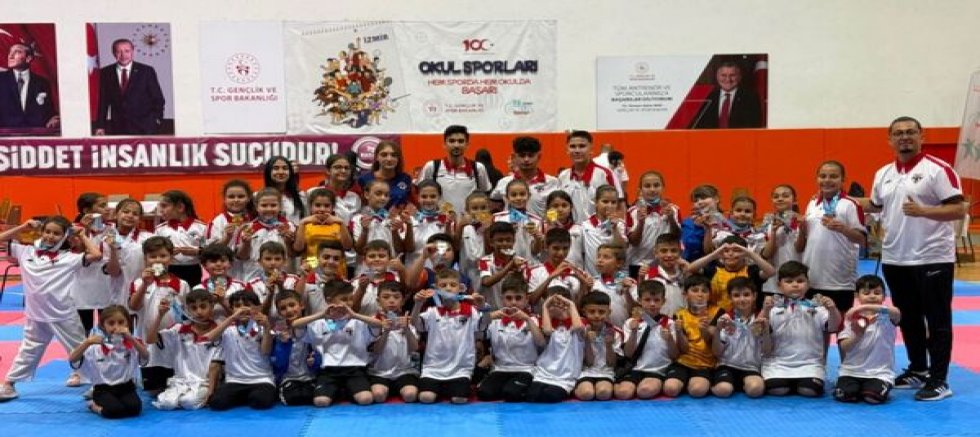 İzmir’de Uşak Rüzgârı: Karate Özlem Spor Kulübü Madalyalara Ambargo Koydu