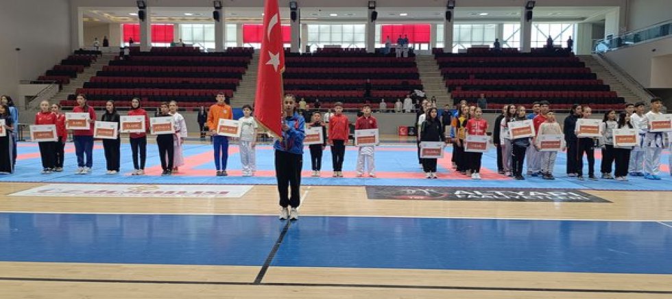 Türkiye küçükler ve yıldızlar karate Türkiye okul sporları final müsabakaları Uşak'ta düzenlendi