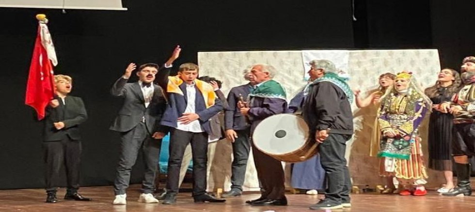 Uşak Fen Lisesi'nden Sanat Şöleni: “Beynelmilel Sadıcım” Ayakta Alkışlandı