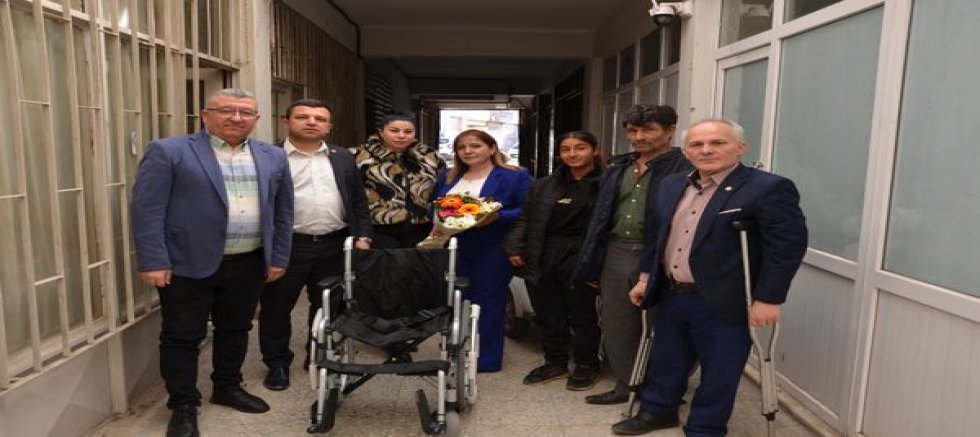 Uşak Kahveciler Odası’ndan Engelliler Derneği’ne Tekerlekli Sandalye Desteği