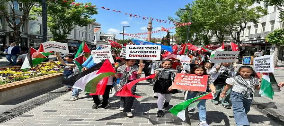 Uşak'ta Filistinli Anne ve Çocukları İçin Yürüdüler.