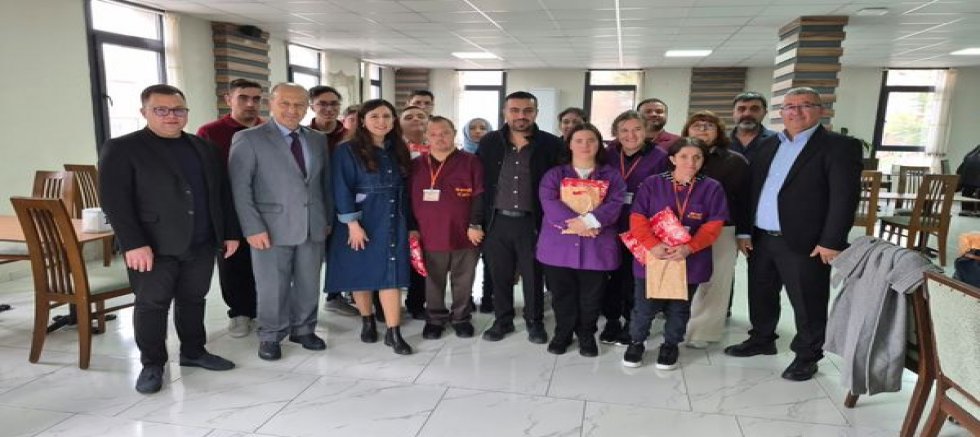 Uşak'ta Mert Sevinç'inDoğum Günü Sevgi Kafe'de Kutlandı