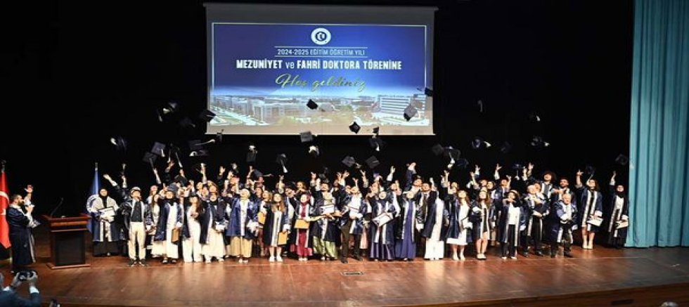 Uşak Üniversitesi, Fahri Doktora Tevdi Töreniyle Mezuniyet Coşkusunu Taçlandırdı