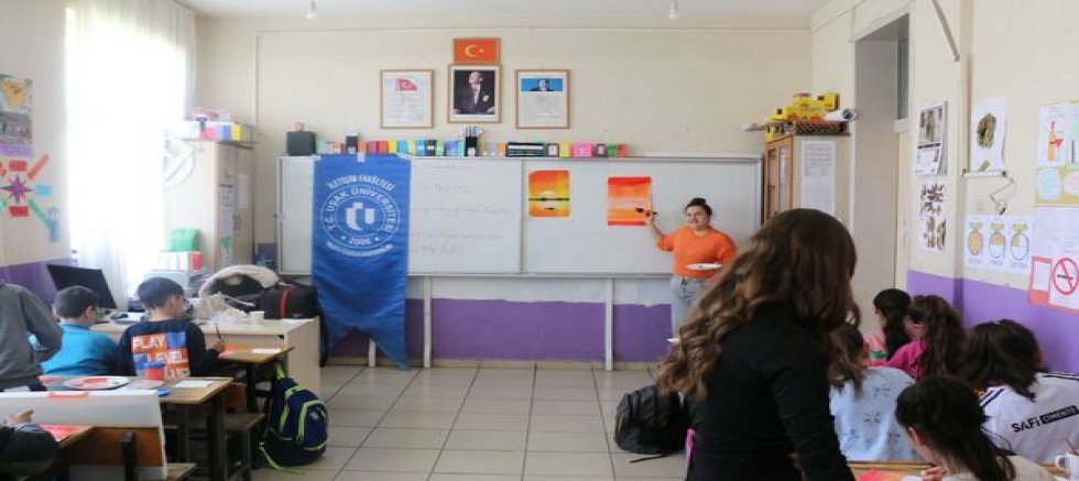 Uşak Üniversitesi öğrencileri, İlkokul Öğrencileri ile Sanatı Buluşturdu