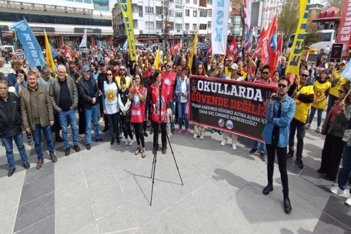 Uşaklı Eğitimciler Eylemde: İsmet Paşa Caddesi’nde Yürüyüş, Kent Meydanı’nda Oturma Eylemi