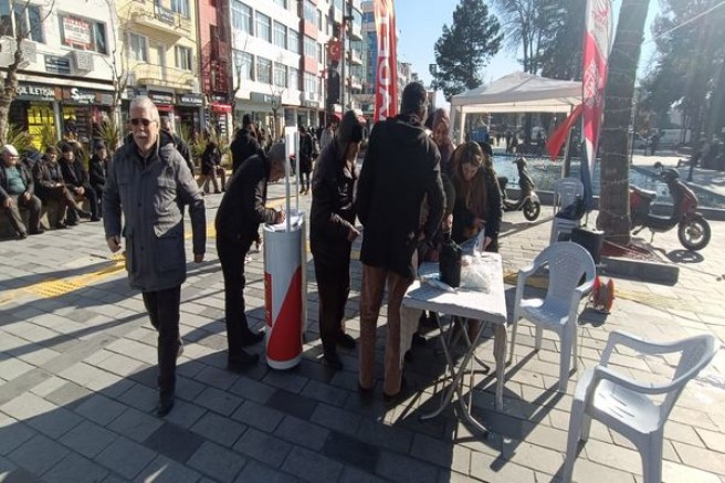 Saadet Partisi'nin Emekli Maaşı  İmza Kampanyasına Yoğun İlgi.