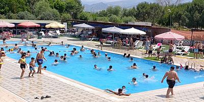 Aşırı Sıcaktan Bunalan Salihli’liler Tatil Köyünün Havuzuna Koştu