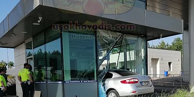 Bayan Sürücü Uşak Üniversitesi Güvenlik Noktasına Araçla Daldı...