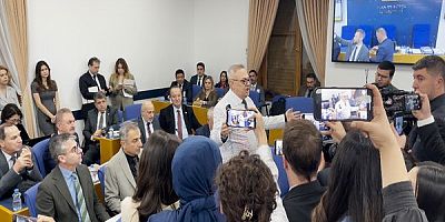 CHP Uşak Milletvekili Ali Karaoba’dan Sağlık Bakanlığı Bütçesi Görüşmelerinde Tarihi Protesto: