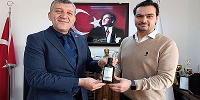 ÇİFTE ÖDÜLLÜ ZEYTİNYAĞINI BELEDİYE BAŞKANI FATİH TAŞLI TEBRİK ETTİ