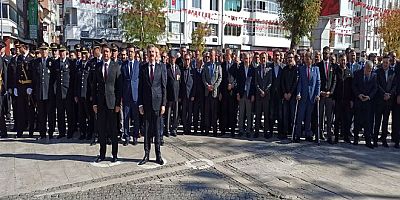 Cumhuriyetin Kuruluşunun 99. Yılı Münasebeti ile Atatürk Anıtına Çelenk Sunuldu.