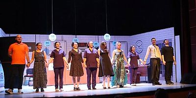 Eşme Belediyesi Tiyatro Ekibi “Mor Şalvar” Oyunuyla Sahnedeydi