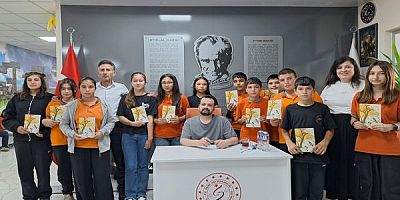 Eşme’de Örnek Davranış: Okul Müdürü Kazandığı Tazminatı Öğrencilerine Kitap Olarak Döndürdü