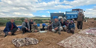 Karahallı Belediye Başkanı Ramazan Karakaya Tarlada Çiftçiler Günü’nü Kutladı