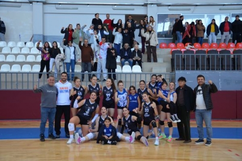 Uşak Şehrin Sultanları  Es Voleybol  Akademiyi 3/0   Geçti ve Destek Bekliyor.