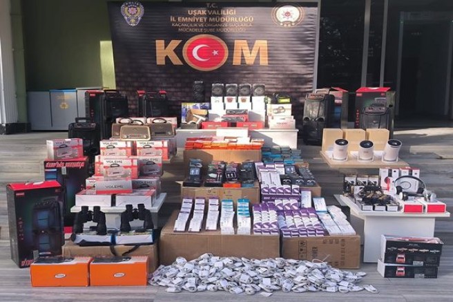 Uşak’ta Kaçak Teknolojik Ürün Operasyonu: 667 Parça Ürün Ele Geçirildi