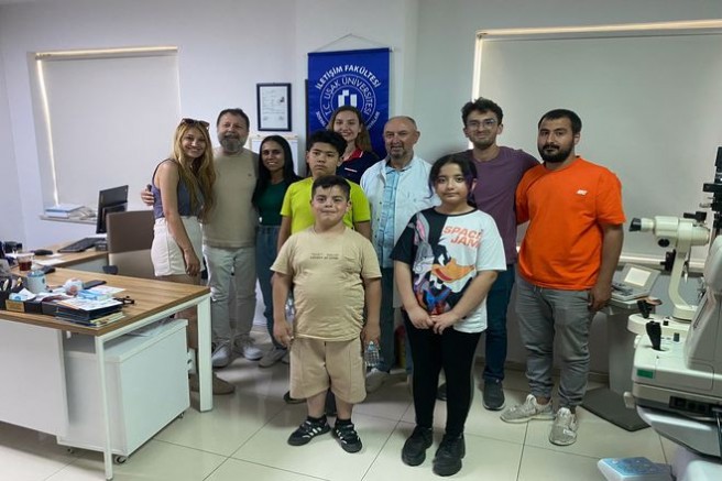 Uşak Üniveristesi Öğrencilerinden Göz Muayenesi